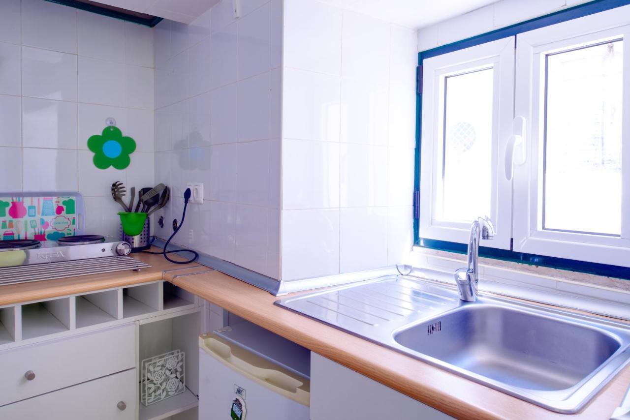 Cozy House By Famous Flea Market With Terrace Appartement Lissabon